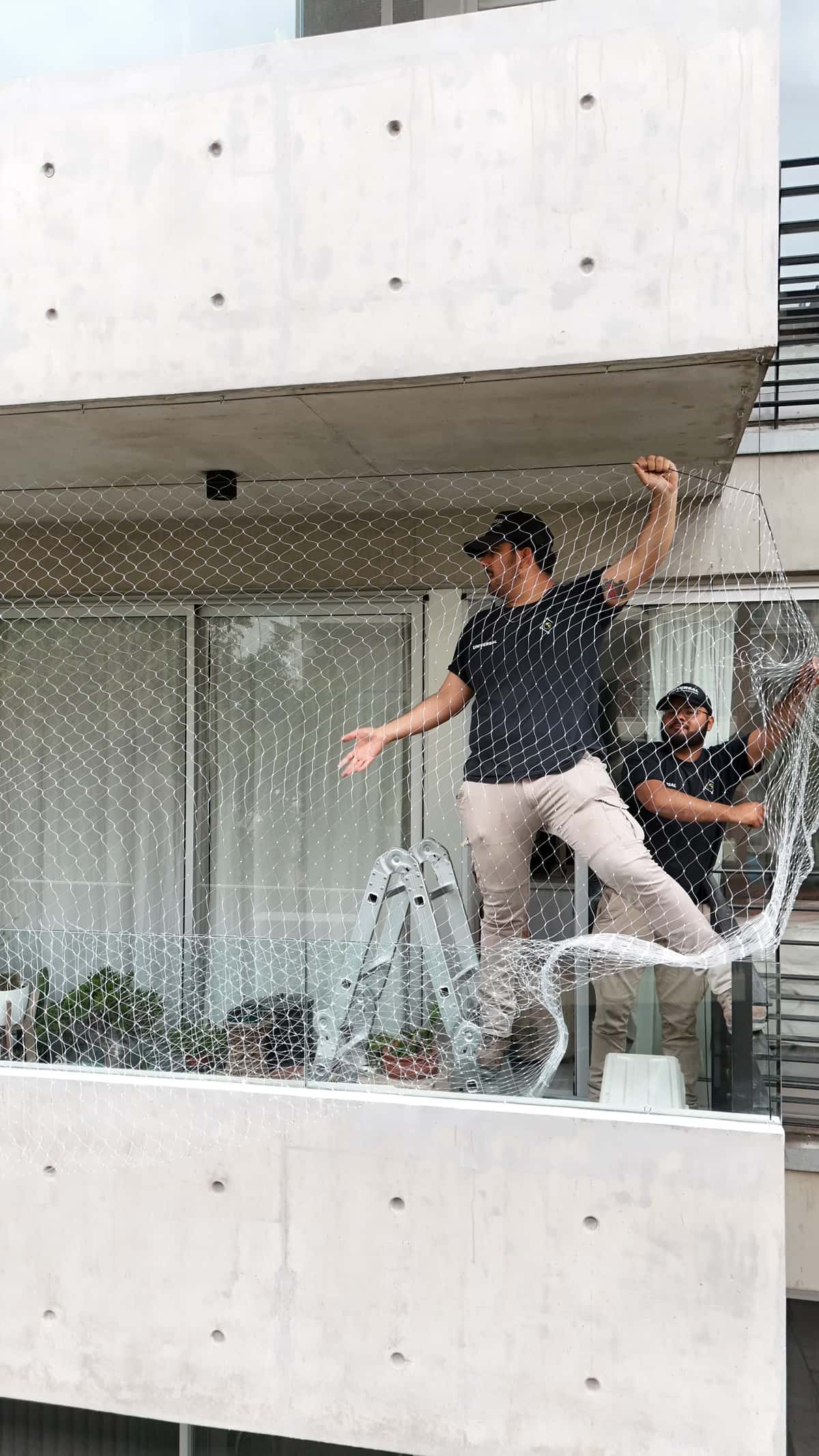 Instalación profesional de redes de seguridad en balcones y ventanas para protección de niños y mascotas en edificios residenciales